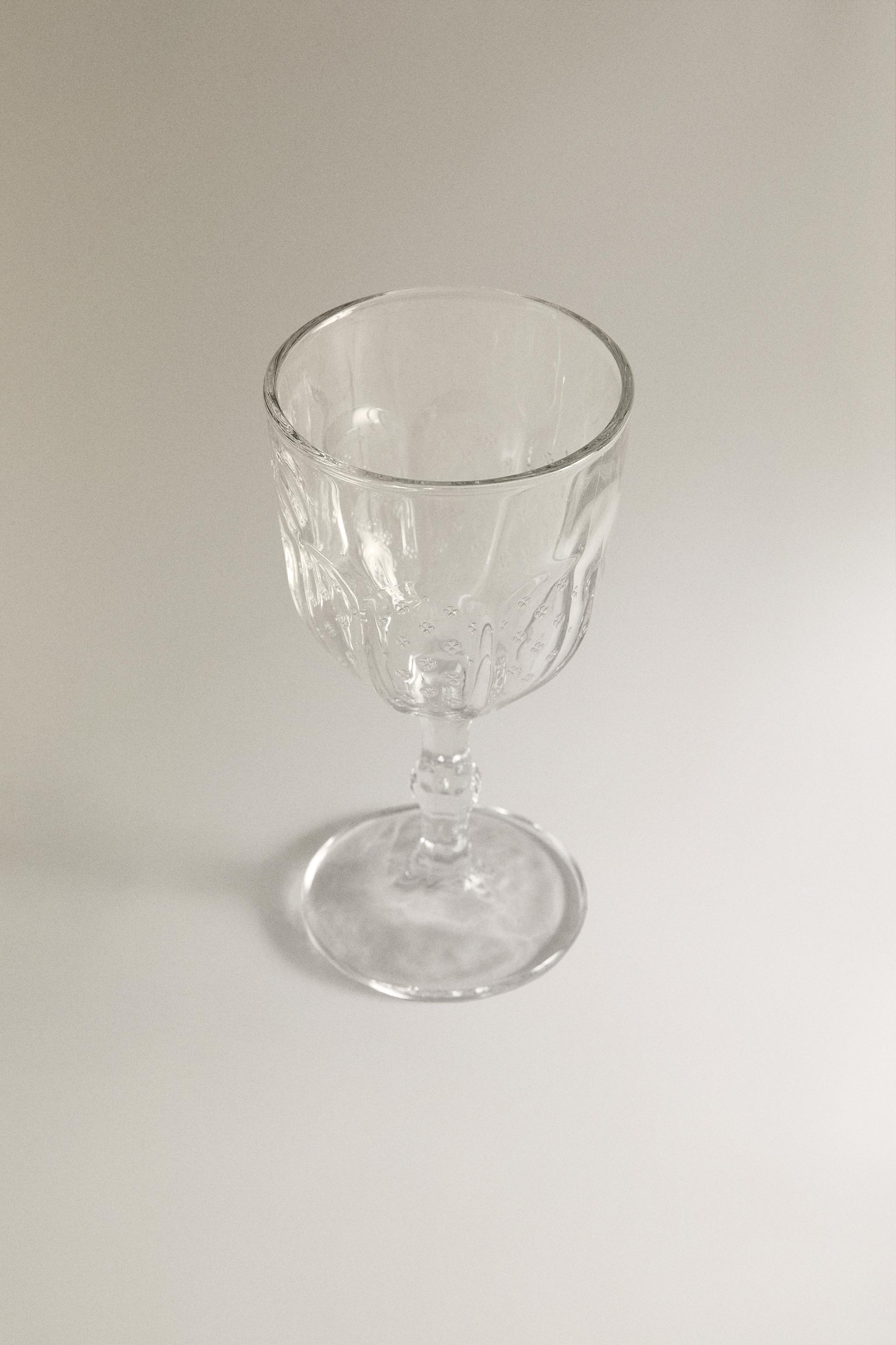 RAISED FLORAL DESIGN WINE GLASS